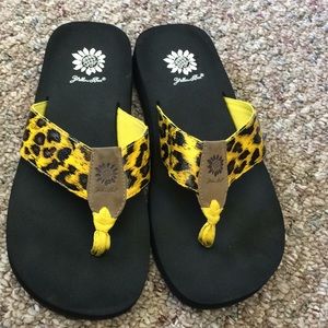 Yellow Box women’s flip flops size 8 yellow